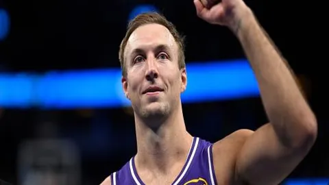 “拉什福德足总杯梅开二度，维拉3-0横扫对手，挺进四强风头无两！”